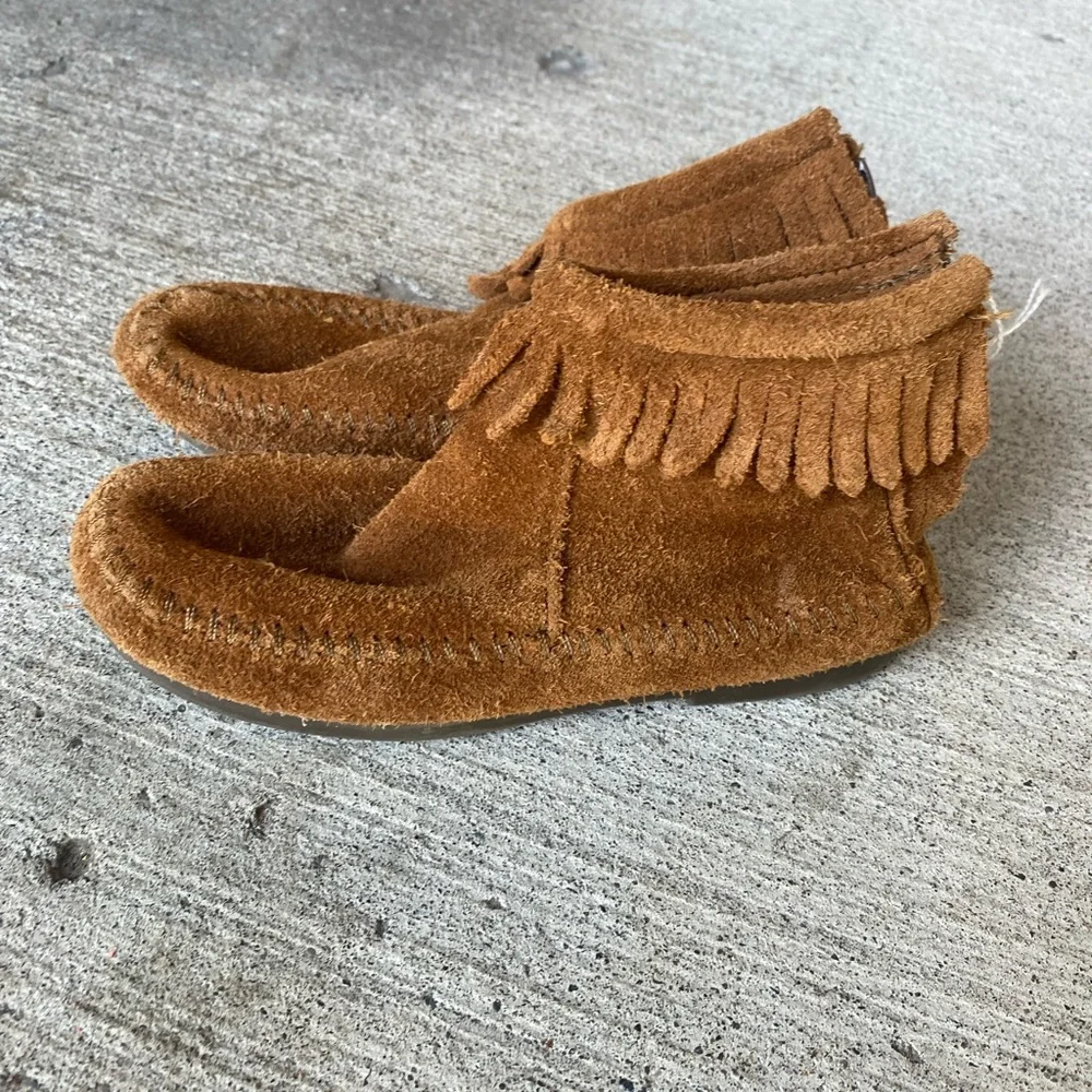 Minnetonka Kids Fringe Ankle High Top Suede Rubber Sole Moccasins
